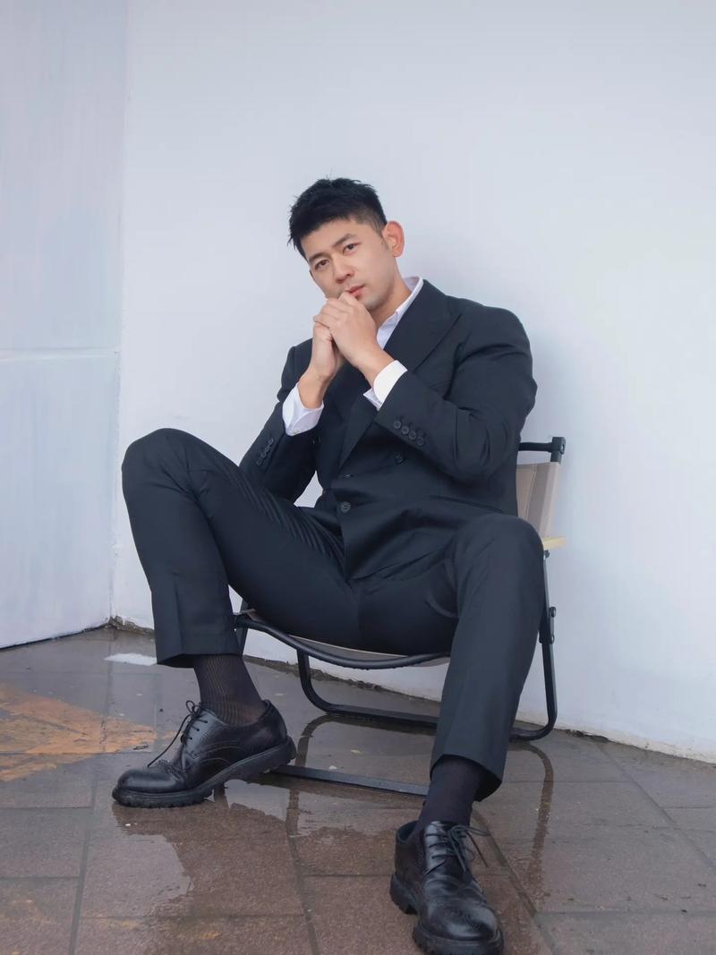 黑西服配什么黑袜子还是白袜子(同色深色鞋袜互呼应,提升气质)