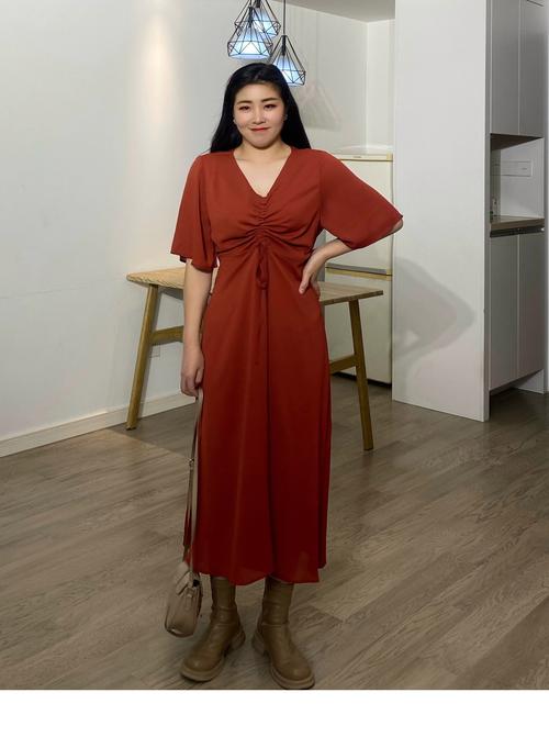 适合上半身胖的连衣裙(领口肩线腰线与裙摆要点)