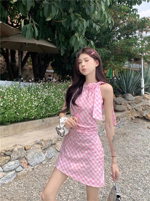 粉色包臀短裙搭配什么袜子(黑白蓝显不同情绪,避免全白像护士服)