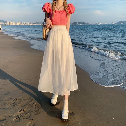 网纱半身裙搭配上衣 气质高雅（网纱半身裙搭配要点上衣重量感与层次感并重）