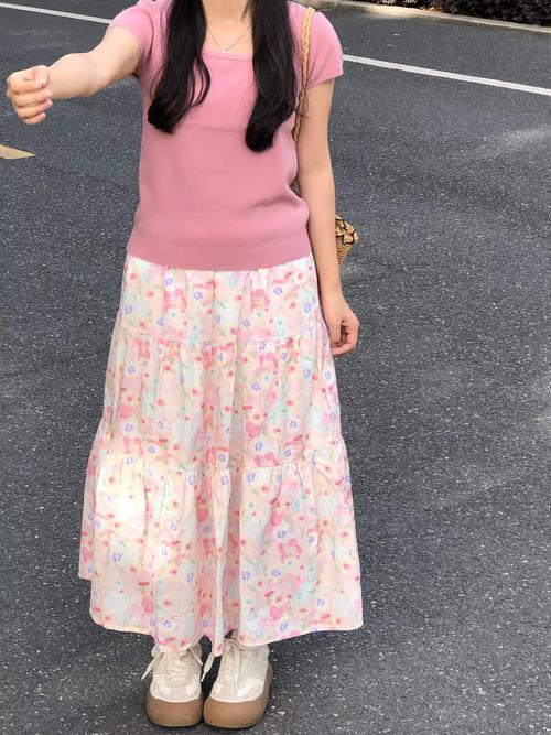 粉色半身裙怎么搭配（粉色半身裙穿搭指南高腰显腿长日常配色材质决定气质）