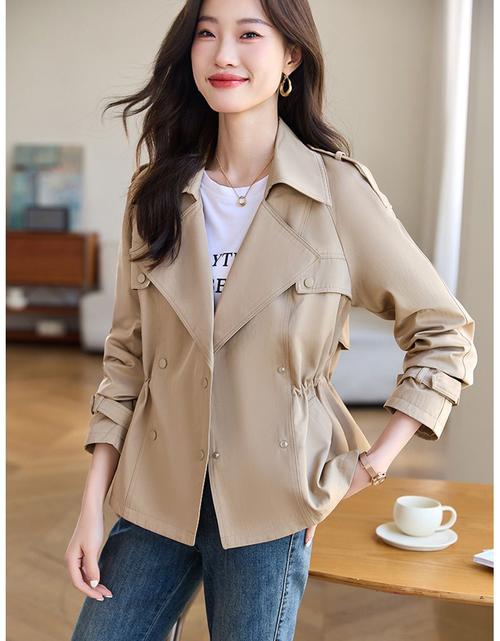 卡其色短款风衣搭配图片女(卡其色短款风衣日常百搭,多场合穿搭显腰线拉长腿部) 卡其色短款风衣搭配图片女(卡其色短款风衣日常百搭,多场合穿搭显腰线拉长腿部)