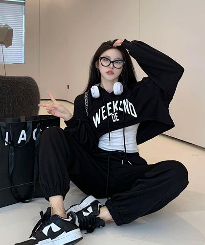 穿着黑色运动服在院子里跳舞（在日常空间找寻自由舞蹈语言）