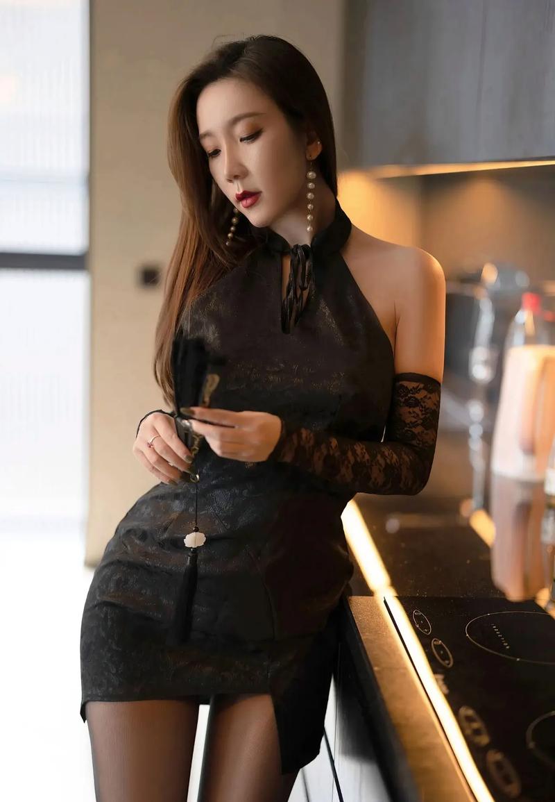 穿黑色丝袜配什么衣服好看（职场日常都好看）