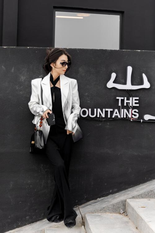 50多岁女穿黑西装配什么裤子（三路下装搭配要点，干练自信更舒适）