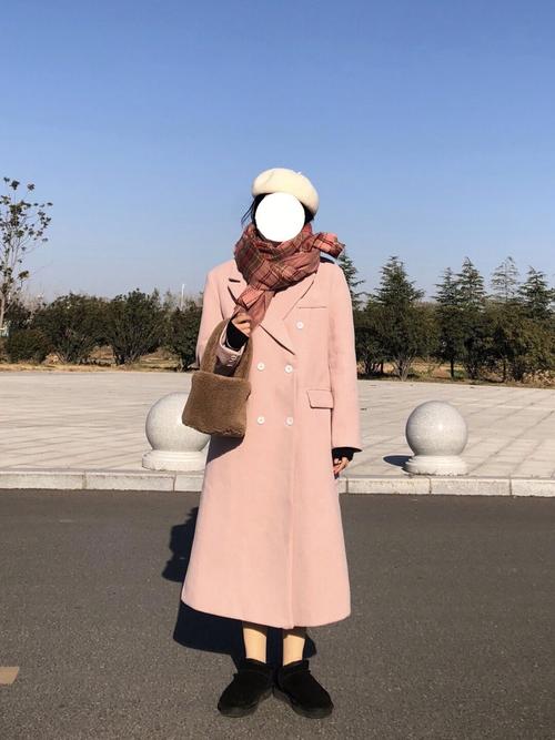 粉色大衣配什么颜色围巾(粉色大衣搭配围巾的冷暖对比与叠穿技巧) 粉色大衣配什么颜色围巾(粉色大衣搭配围巾的冷暖对比与叠穿技巧)