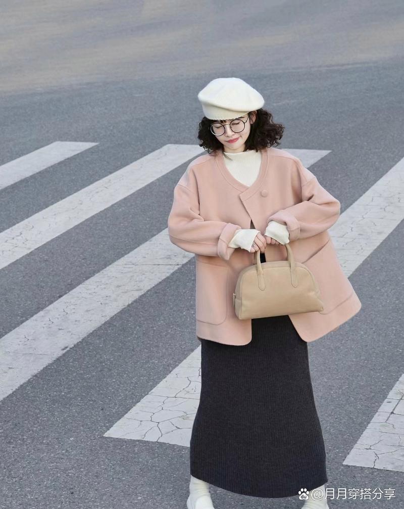 粉色大衣搭配黑色包包（粉色大衣配黑包打造温柔有层次的冬日造型）