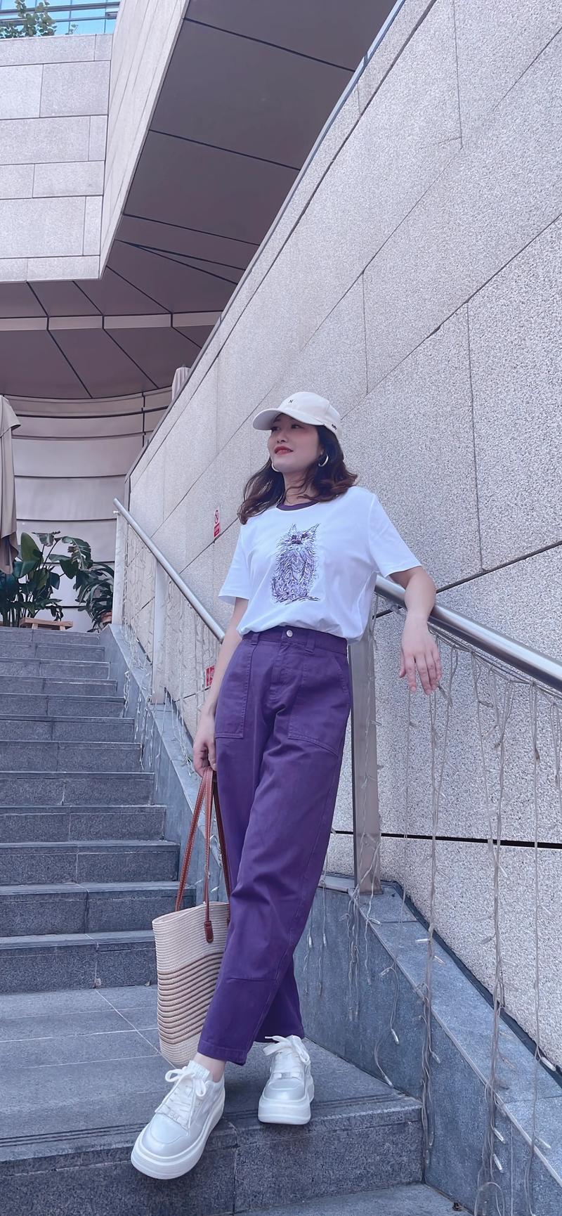 淡紫色t恤配黑色裤子配吗（黑稳白清，材质场合肤色匹配并记感受）