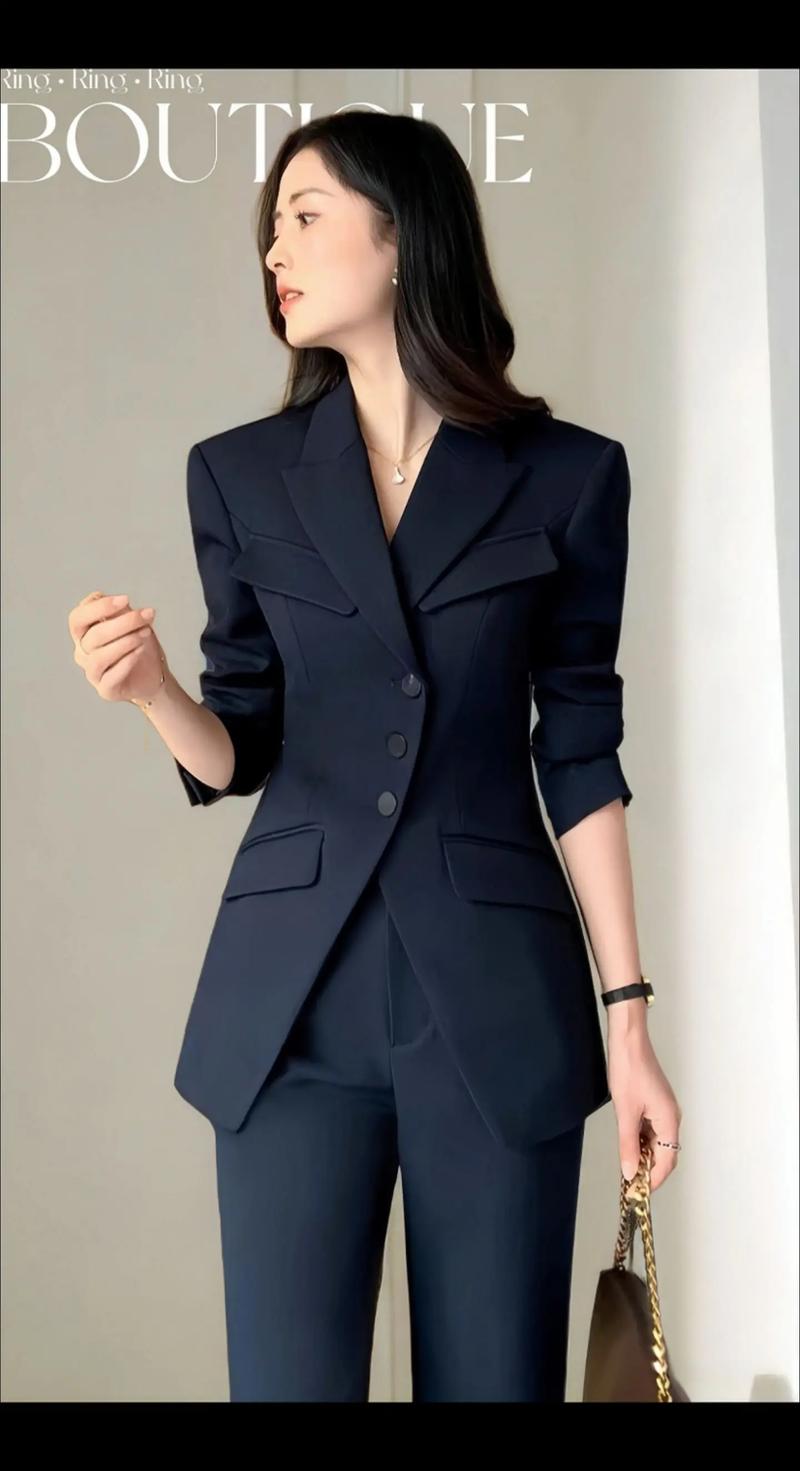 女士藏青色西装搭配(内搭下装鞋履裙装搭配要点)