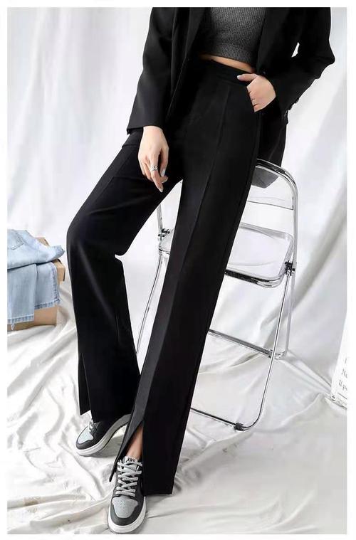 黑色开叉裤搭配图片女（侧边开叉＋喇叭直筒剪裁，日常穿搭首选）