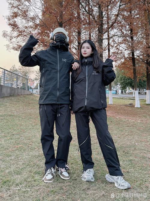 冲锋衣搭配牛仔裤好看吗（可调系统，日常到轻探险）