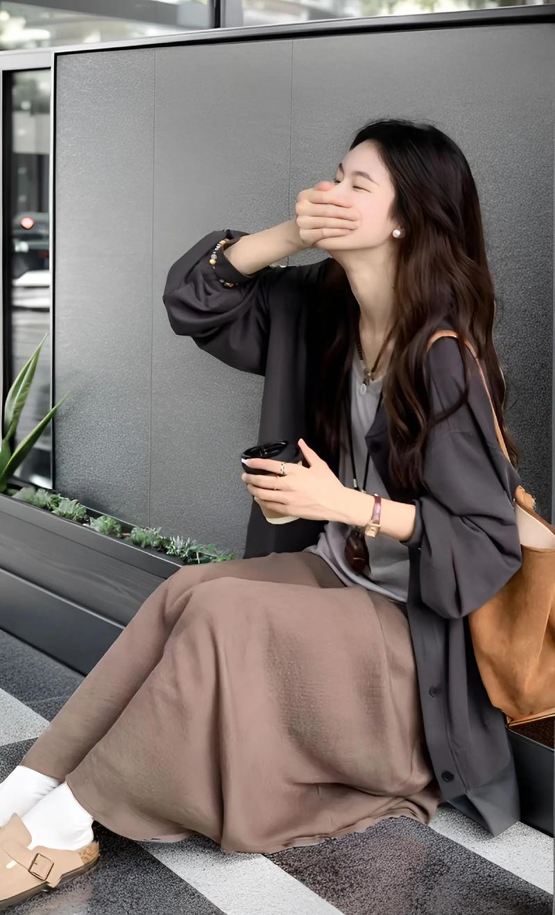 咖色半身裙最佳搭配（冬日咖色半身裙穿搭白基调三色内搭办公日常皆适用）