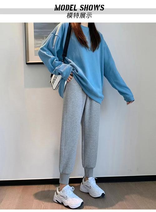 女士束脚运动裤搭配图（束脚裤短款羽绒服日常穿搭干净剪裁显腿长上海街头风）