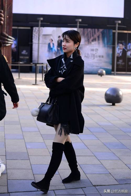 黑短款呢大衣下身搭配（黑短款呢大衣职场休闲通勤搭配要点）