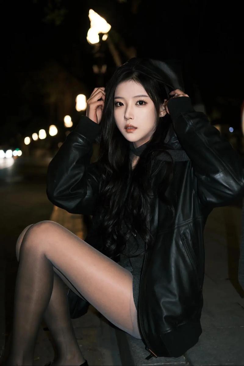 黑色连裤袜怎么搭配(材质花纹与场合要点)