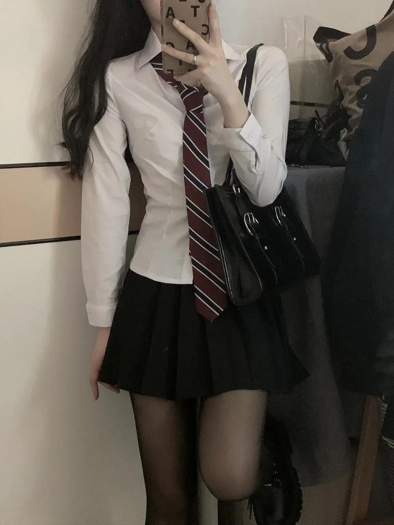 黑色包臀长裙搭配上衣(材质版型与搭配)