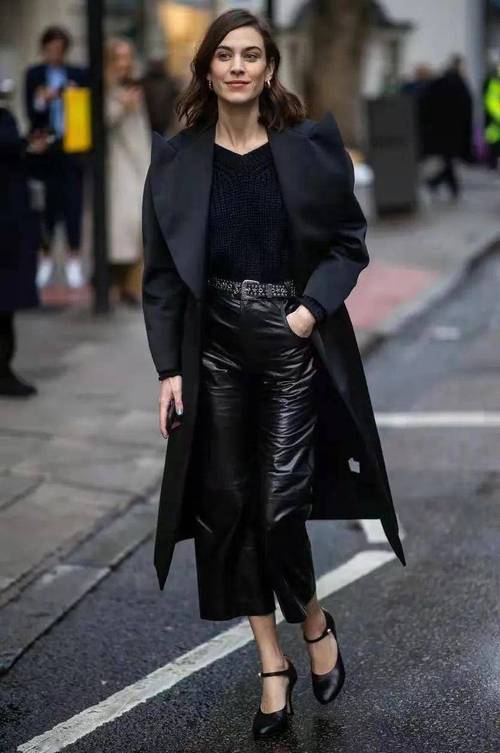 黑色大衣配黑色打底好看吗（显瘦层次分明，材质对比点亮全身）