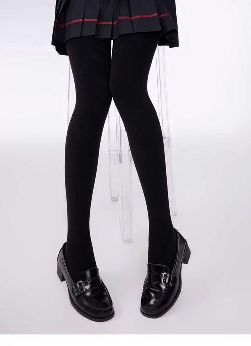 灰色裤袜配什么上衣（黑上衣稳重彩色点亮，韩系层次感指南）