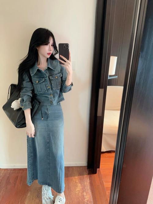 包臀长裙搭配牛仔外套（温柔与坚韧并存）