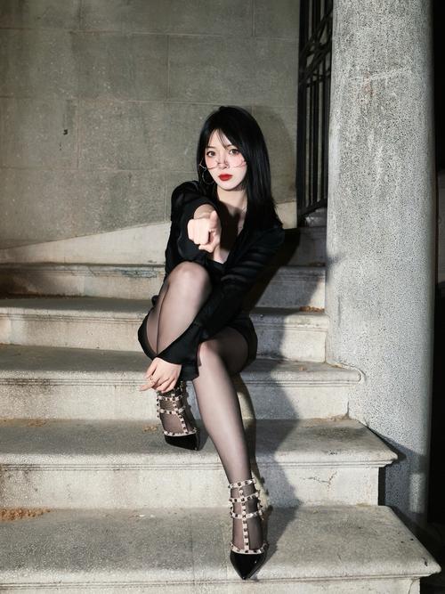 华伦天奴攻速鞋配黑丝照（攻速鞋黑丝与仪式感，跨代营销）