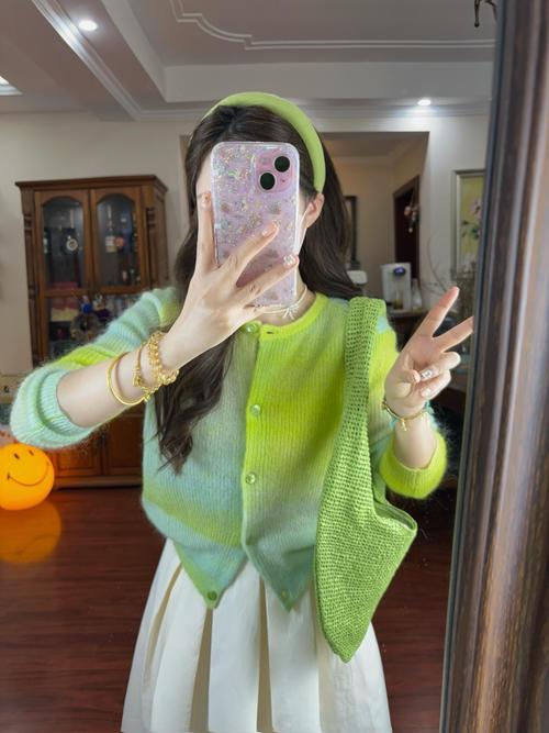 浅绿色短外套配什么色裤子(裤色场合材质全指南)