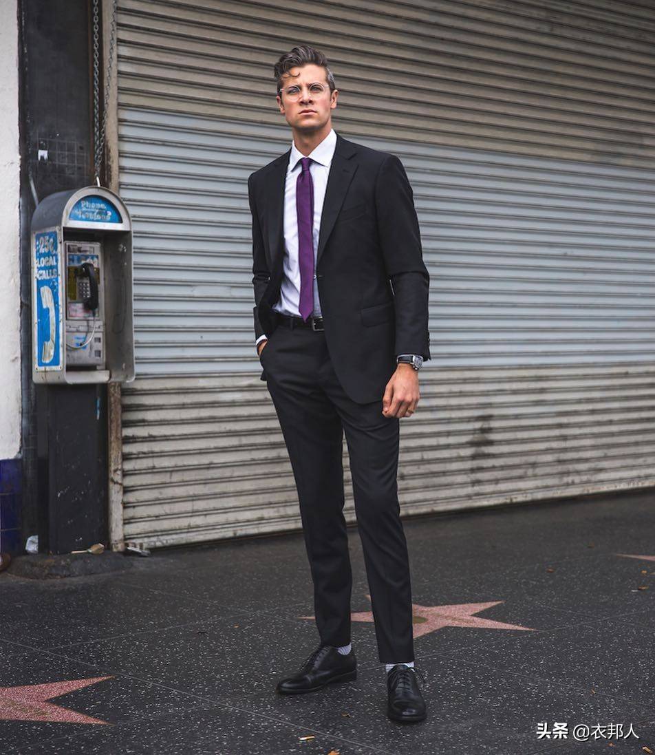 藏青色西装搭配图片（面料剪裁与搭配）