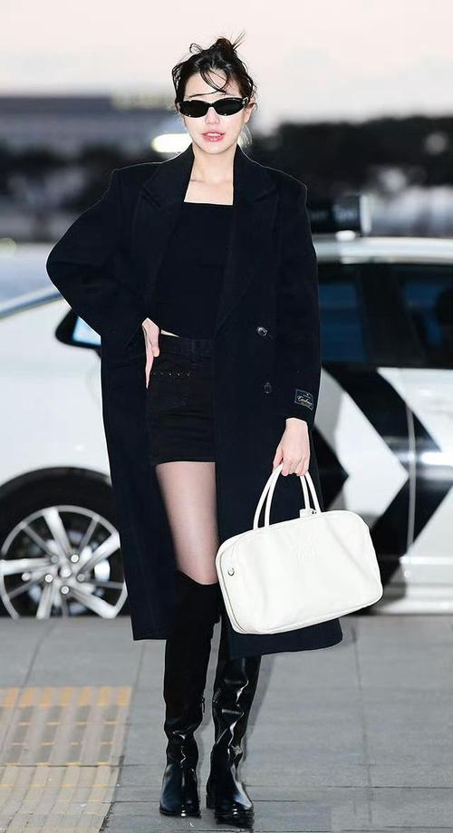 黑色大衣搭配图片女（黑色大衣穿搭层次对比提亮气质日常正式皆宜）