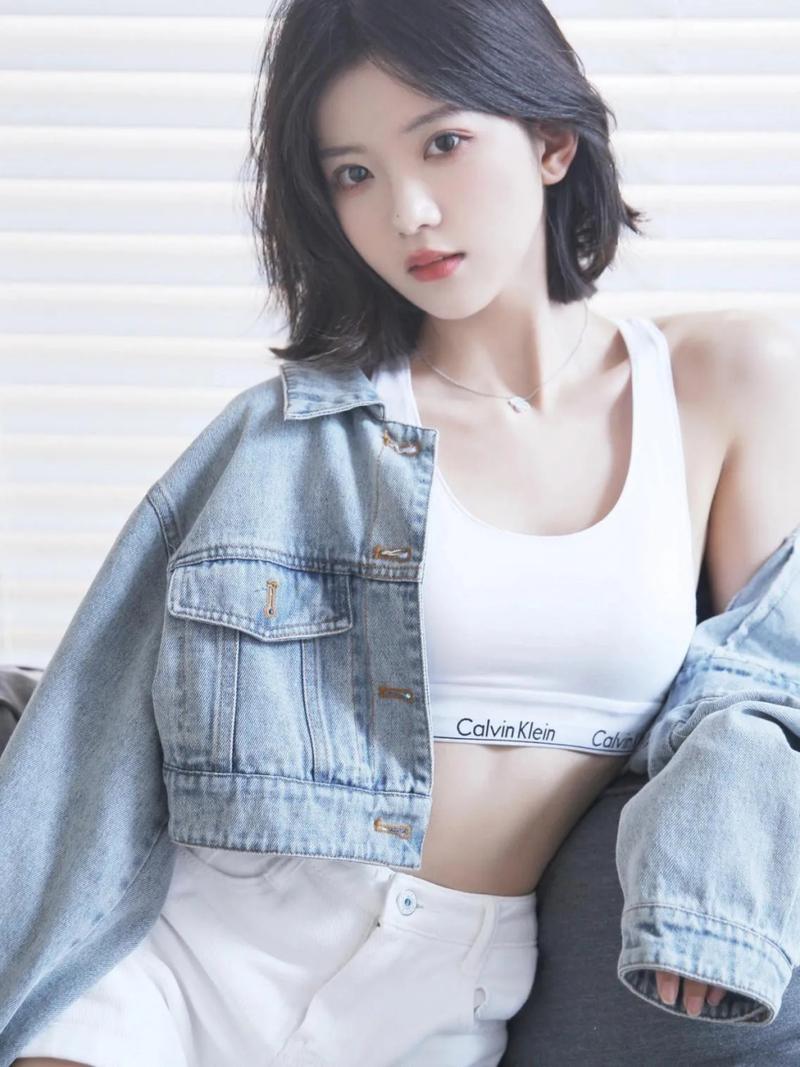 运动外套搭配露脐背心（修身短款拼色叠穿技巧）