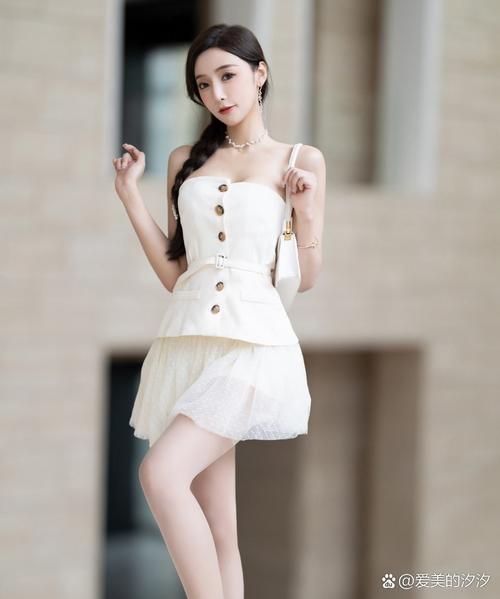 白色抹胸裙配什么外套（外套调出白色抹胸裙气质，平衡露出与遮挡）