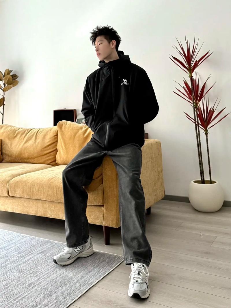 冲锋衣配牛仔裤吗（比例剪裁决定层次感）