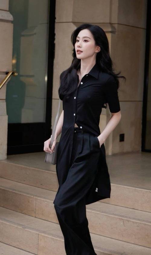 黑色衬衫裙搭配腰带（腰带点亮黑色衬衫裙的穿搭艺术与场合搭配）