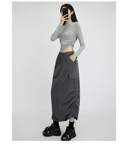 浅灰色包臀裙搭配图片（浅灰色包臀裙显瘦显气场穿搭要点）