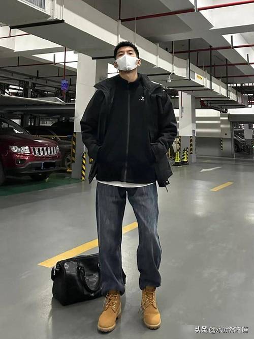 冲锋衣搭配牛仔裤图片（日常干练从容）