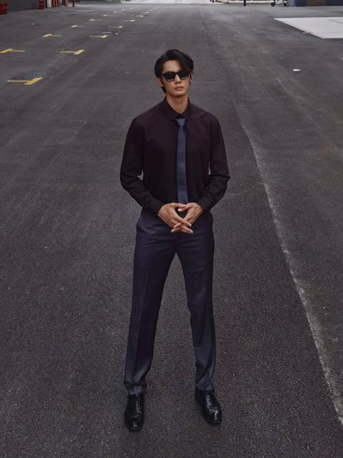 藏青色西服配灰色衬衫（藏青西服搭配灰衬衫稳重细腻的日常正装技巧）