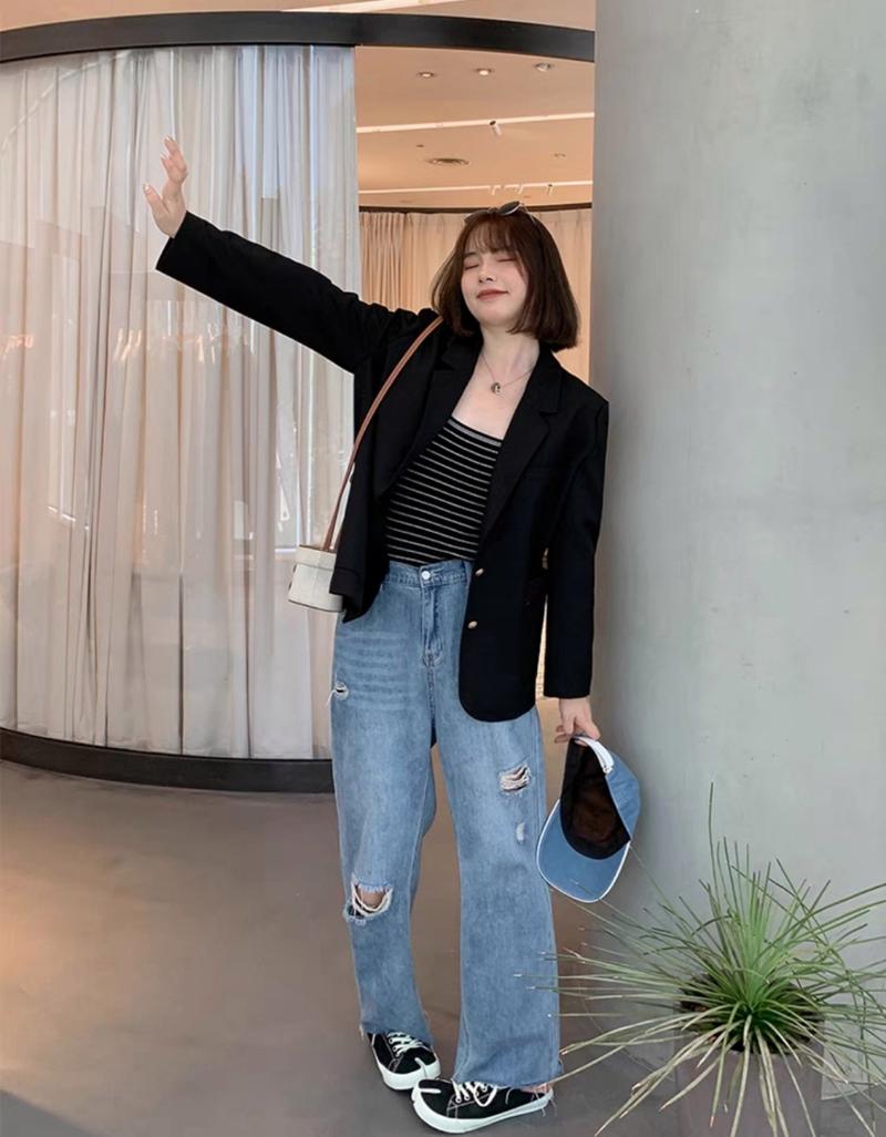 女士小黑西服搭配牛仔裤图片（黑西装外套配牛仔裤，职场街头约会三合一造型）