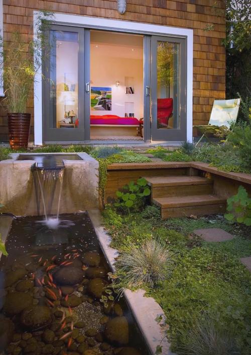 庭院鱼池最佳位置（庭院鱼池因地制宜，向阳有利，夏季遮阴控温，圆形聚气成景观焦点）