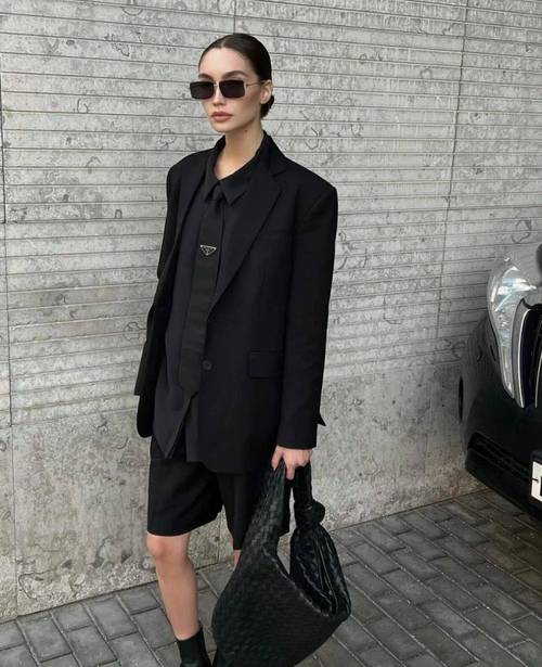 穿一身黑配什么鞋图片（全黑造型要点材质对比露肤轮廓与鞋饰点睛）