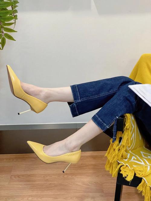 黄颜色的鞋最佳搭配图片(冬日靴子与牛仔混搭) 黄颜色的鞋最佳搭配图片(冬日靴子与牛仔混搭)