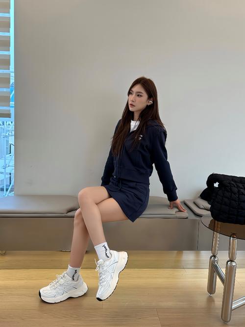 女生运动鞋穿搭图片（球鞋到正装的搭配要点）