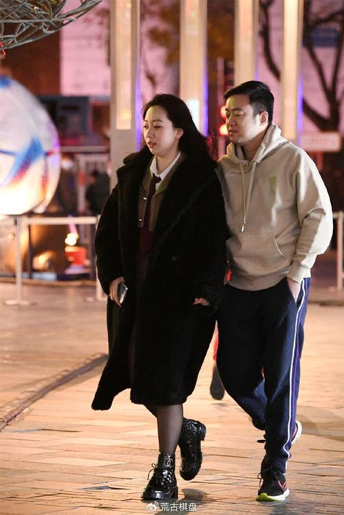 黑色短靴搭配袜子图片(同色不同质感打造层次穿搭)