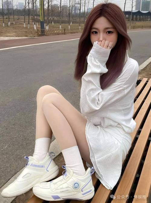 紧身连体裤袜肉色搭配什么鞋(紧身连体裤鞋子搭配指南显腿长日常正式场合)