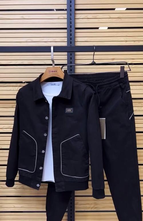 黑色运动服套装搭配什么鞋(黑色运动服穿搭要点靠鞋子和细节表达气质)