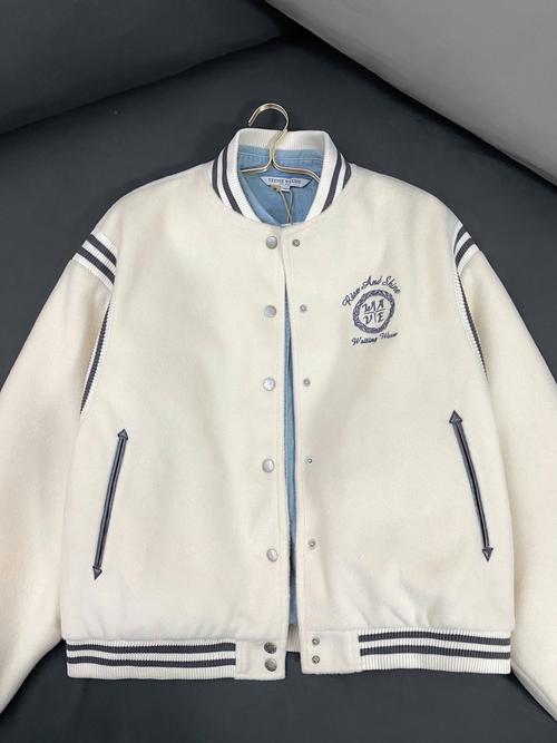 棒球服可以搭配衬衫吗（三色原则与层次感场景穿搭）