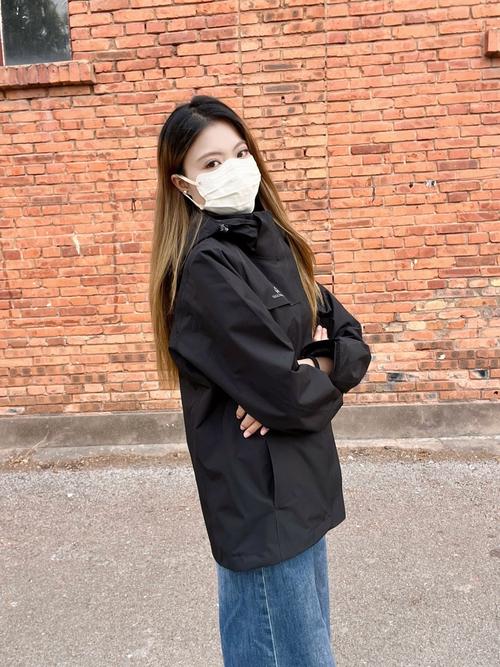 冲锋衣搭配牛仔裤图（寒潮来袭40+男士的冲锋衣+牛仔裤穿搭指南）