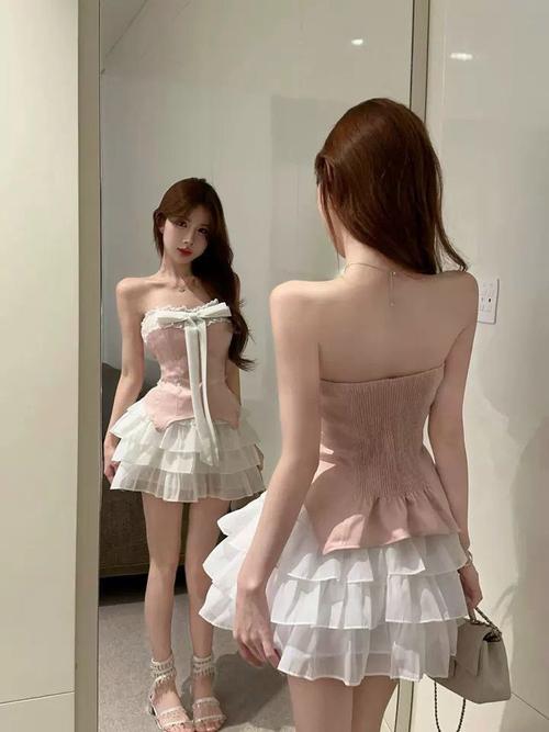 抹胸上衣搭配紧身短裙(抹胸上衣紧身短裙搭配要点,打造干练气场)