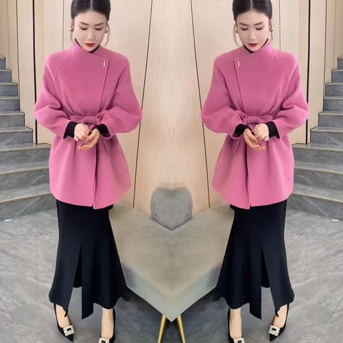 粉色大衣配什么颜色的裙子(场合裙型色彩与配饰)