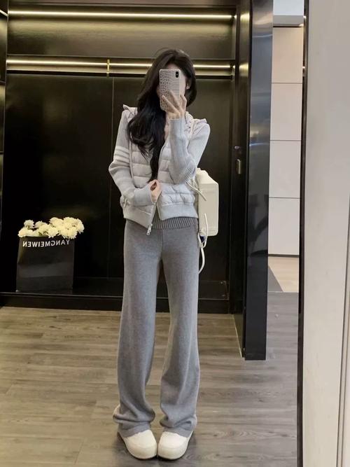 白色运动裤搭配上衣图（白色运动裤穿搭指南从健身房到街头都时髦）