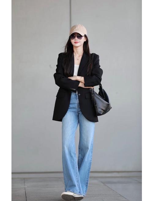 休闲黑西装配什么样衣服和裤子（黑西装日常穿搭指南基础搭配与风格扩展）