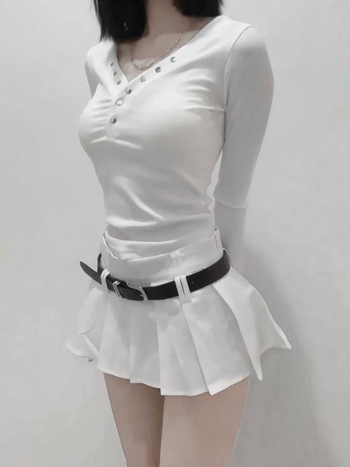 白色裙子配什么腰带好看（对比色提亮日夜场景的实用搭法）
