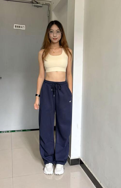 藏青色运动裤搭配图（高腰显腿长，弹性透气，日常休闲有态度）